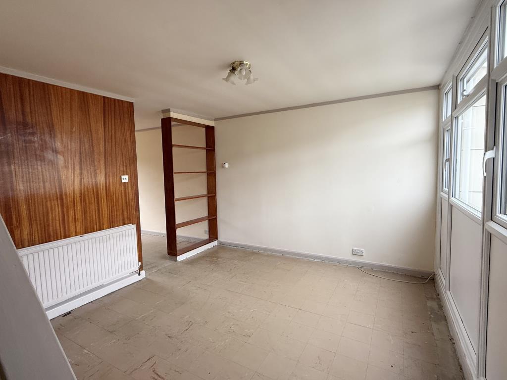 Lot: 163 - HOUSE IN NEED OF IMPROVEMENT - Dining Room of house in need of improvement